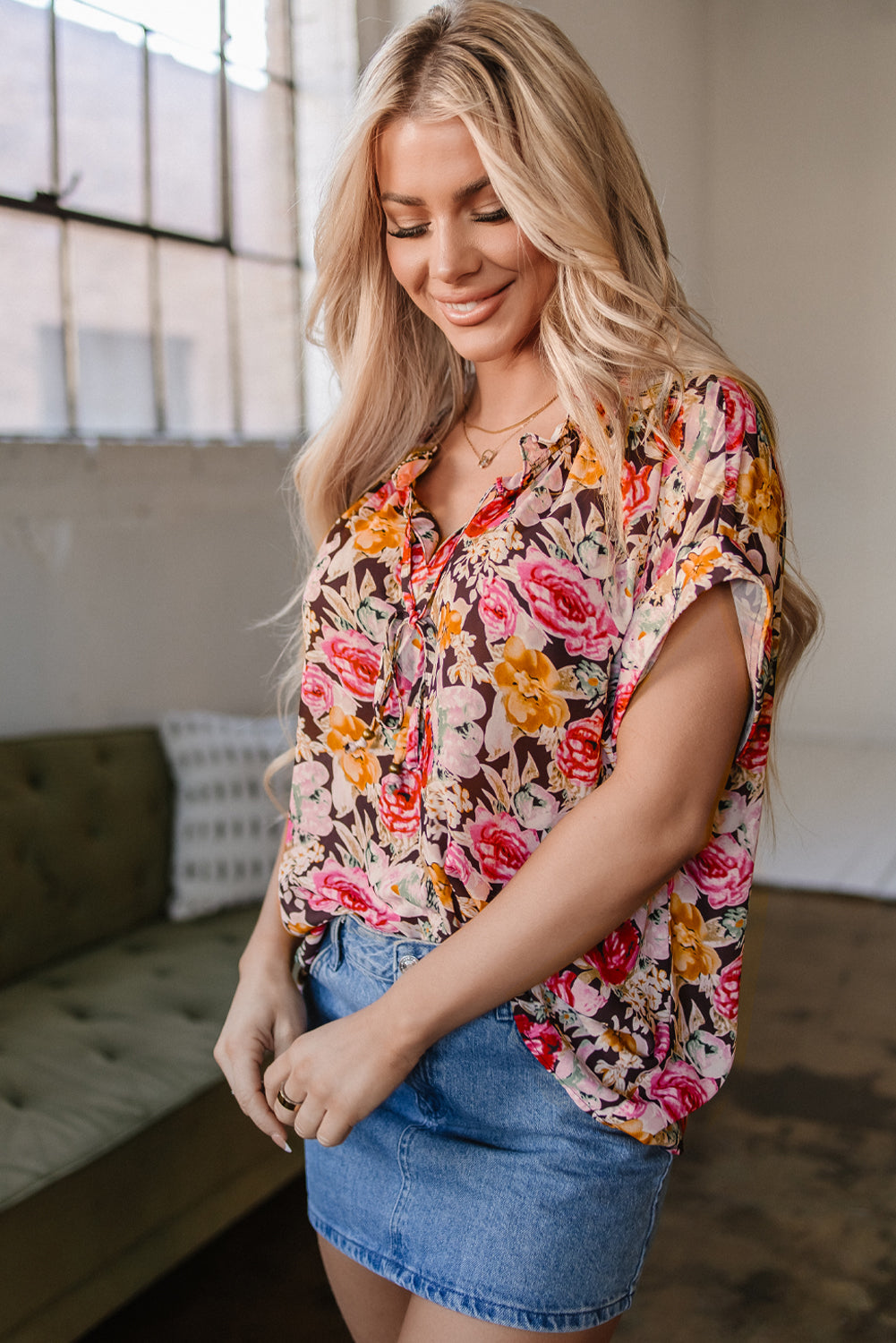 Rosa Bluse mit Rundhalsausschnitt und kurzen Ärmeln und Blumenmuster