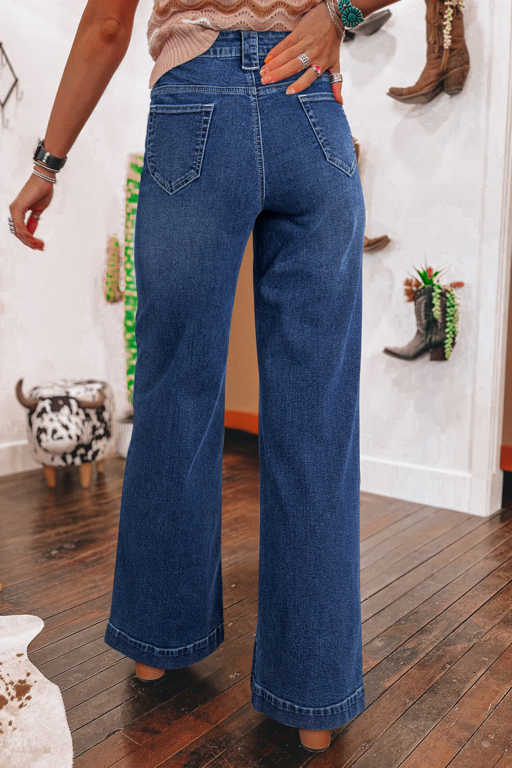 Segelblaue Jeans mit weitem Bein und hoher Taille und Taschen