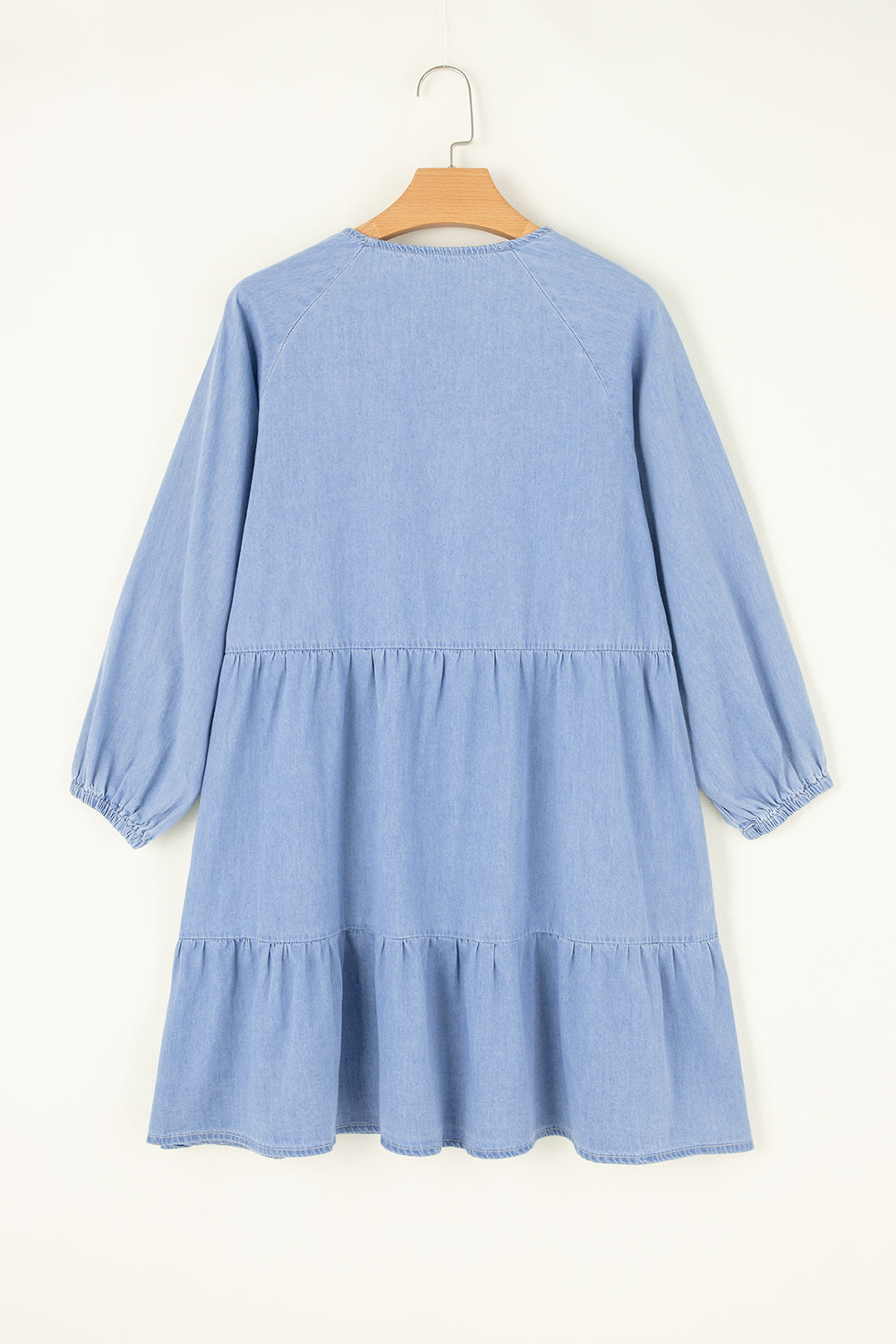 Beau Blue – Chambray-Minikleid mit Puffärmeln, V-Ausschnitt und Rüschen