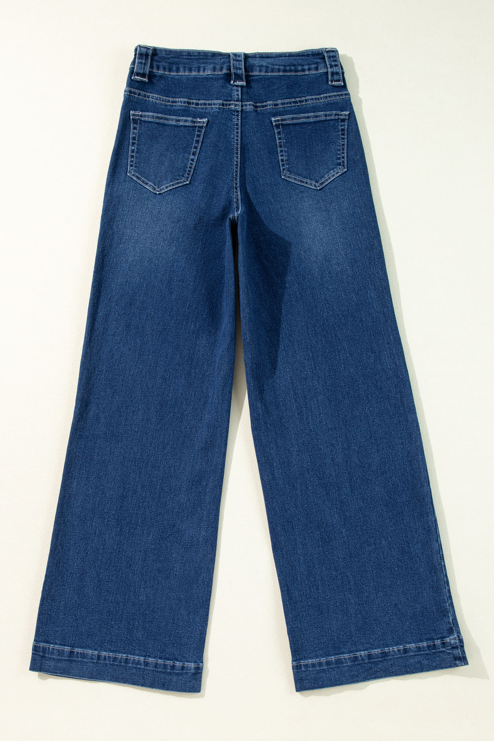 Segelblaue Jeans mit weitem Bein und hoher Taille und Taschen