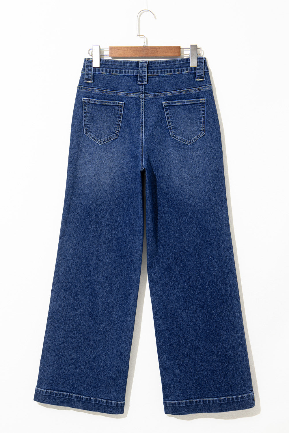 Segelblaue Jeans mit weitem Bein und hoher Taille und Taschen