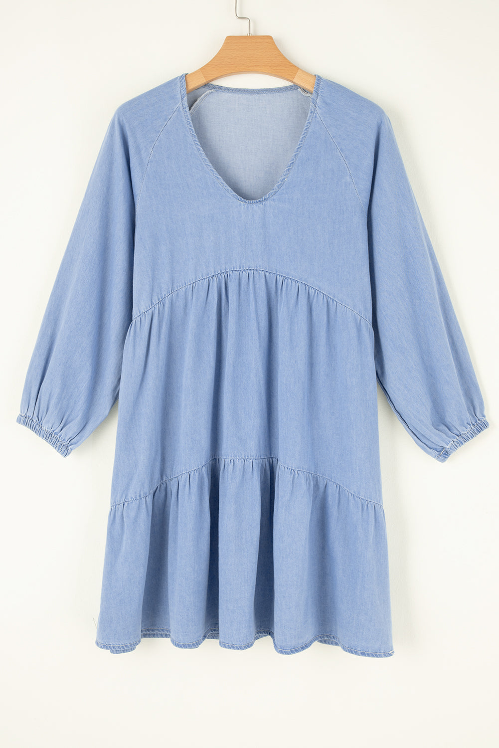 Beau Blue – Chambray-Minikleid mit Puffärmeln, V-Ausschnitt und Rüschen